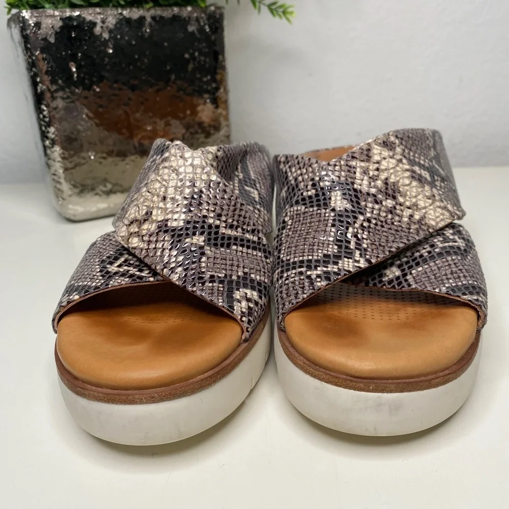 Corso Como Bilanka Wedge Sandals Womens Grey Snakeskin Leather Slide Chic 9M
